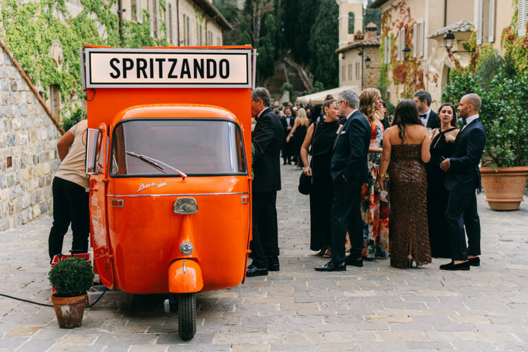 destination wedding spritzando castglione del bosco tuscany savvy event triporteur piaggo