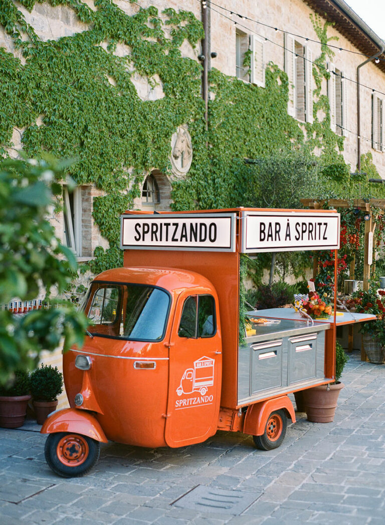 destination wedding spritzando castglione del bosco tuscany savvy event triporteur piaggo