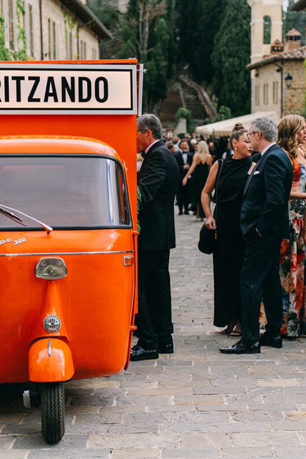 destination wedding spritzando castglione del bosco tuscany savvy event triporteur piaggo