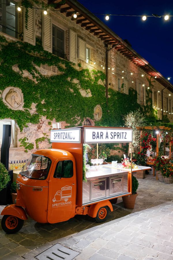 destination wedding spritzando castglione del bosco tuscany savvy event triporteur piaggo
